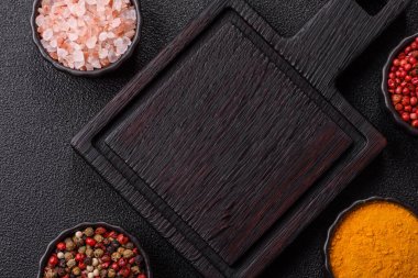 Mutfak tezgahında çatal bıçak takımı olan boş bir tahta kesme tahtası. Tasarımınız için gıda arka planı olarak bir tahta kesme tahtası