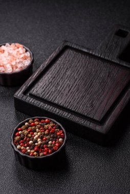 Mutfak tezgahında çatal bıçak takımı olan boş bir tahta kesme tahtası. Tasarımınız için gıda arka planı olarak bir tahta kesme tahtası