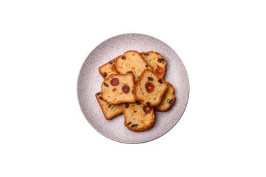 Noel kutlaması için meyveli kek, pasta ve kirazlı tatlı, erik ve kuru üzüm. Tasarımınız için gıda arkaplanı olarak meyveli turta.