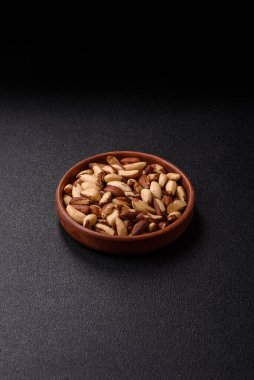 Brezilya fındığı, çiğ ve kabuklu, bir selenyum kaynağı ve sağlıklı bir gıda malzemesidir. Brezilya tasarımı için gıda arka planı olarak fındık