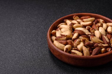 Brezilya fındığı, çiğ ve kabuklu, bir selenyum kaynağı ve sağlıklı bir gıda malzemesidir. Brezilya tasarımı için gıda arka planı olarak fındık