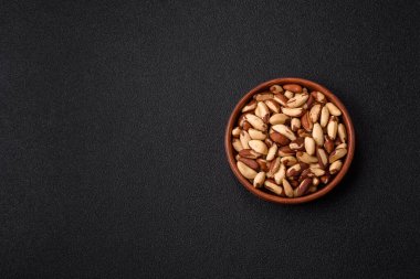 Brezilya fındığı, çiğ ve kabuklu, bir selenyum kaynağı ve sağlıklı bir gıda malzemesidir. Brezilya tasarımı için gıda arka planı olarak fındık