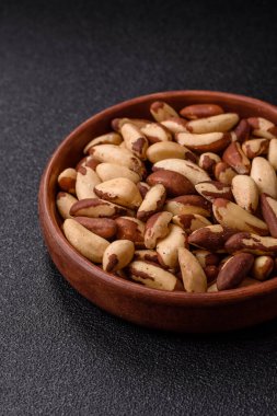 Brezilya fındığı, çiğ ve kabuklu, bir selenyum kaynağı ve sağlıklı bir gıda malzemesidir. Brezilya tasarımı için gıda arka planı olarak fındık