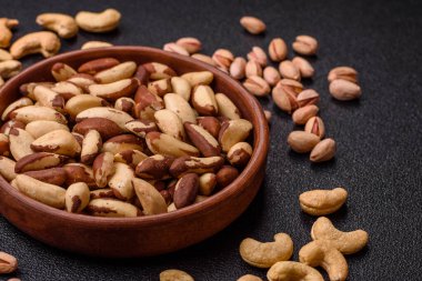 Brezilya fındığı, çiğ ve kabuklu, bir selenyum kaynağı ve sağlıklı bir gıda malzemesidir. Brezilya tasarımı için gıda arka planı olarak fındık