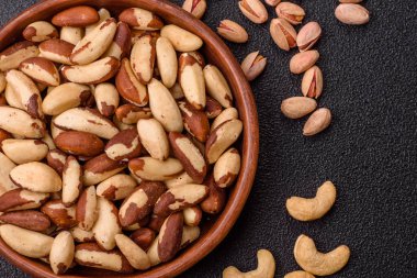 Brezilya fındığı, çiğ ve kabuklu, bir selenyum kaynağı ve sağlıklı bir gıda malzemesidir. Brezilya tasarımı için gıda arka planı olarak fındık