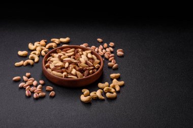 Brezilya fındığı, çiğ ve kabuklu, bir selenyum kaynağı ve sağlıklı bir gıda malzemesidir. Brezilya tasarımı için gıda arka planı olarak fındık