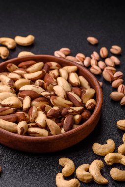 Brezilya fındığı, çiğ ve kabuklu, bir selenyum kaynağı ve sağlıklı bir gıda malzemesidir. Brezilya tasarımı için gıda arka planı olarak fındık