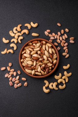 Brezilya fındığı, çiğ ve kabuklu, bir selenyum kaynağı ve sağlıklı bir gıda malzemesidir. Brezilya tasarımı için gıda arka planı olarak fındık