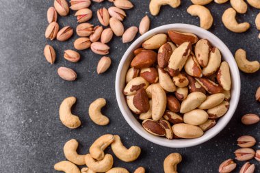 Brezilya fındığı, çiğ ve kabuklu, bir selenyum kaynağı ve sağlıklı bir gıda malzemesidir. Brezilya tasarımı için gıda arka planı olarak fındık