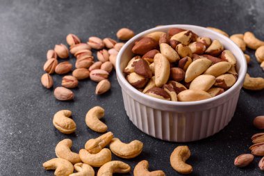 Brezilya fındığı, çiğ ve kabuklu, bir selenyum kaynağı ve sağlıklı bir gıda malzemesidir. Brezilya tasarımı için gıda arka planı olarak fındık