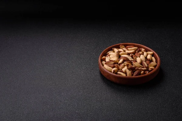 Brezilya fındığı, çiğ ve kabuklu, bir selenyum kaynağı ve sağlıklı bir gıda malzemesidir. Brezilya tasarımı için gıda arka planı olarak fındık