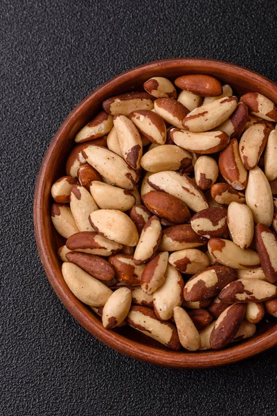 Brezilya fındığı, çiğ ve kabuklu, bir selenyum kaynağı ve sağlıklı bir gıda malzemesidir. Brezilya tasarımı için gıda arka planı olarak fındık