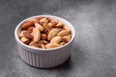 Brezilya fındığı, çiğ ve kabuklu, bir selenyum kaynağı ve sağlıklı bir gıda malzemesidir. Brezilya tasarımı için gıda arka planı olarak fındık