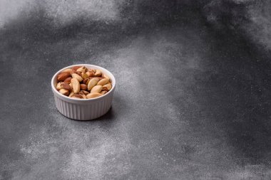 Brezilya fındığı, çiğ ve kabuklu, bir selenyum kaynağı ve sağlıklı bir gıda malzemesidir. Brezilya tasarımı için gıda arka planı olarak fındık