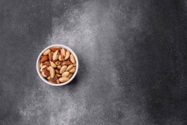 Brezilya fındığı, çiğ ve kabuklu, bir selenyum kaynağı ve sağlıklı bir gıda malzemesidir. Brezilya tasarımı için gıda arka planı olarak fındık