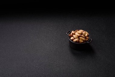 Brezilya fındığı, çiğ ve kabuklu, bir selenyum kaynağı ve sağlıklı bir gıda malzemesidir. Brezilya tasarımı için gıda arka planı olarak fındık