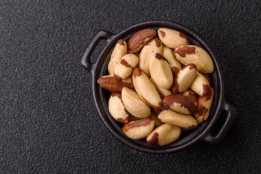 Brezilya fındığı, çiğ ve kabuklu, bir selenyum kaynağı ve sağlıklı bir gıda malzemesidir. Brezilya tasarımı için gıda arka planı olarak fındık