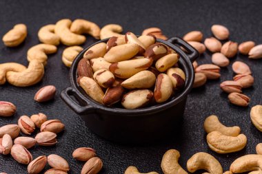 Brezilya fındığı, çiğ ve kabuklu, bir selenyum kaynağı ve sağlıklı bir gıda malzemesidir. Brezilya tasarımı için gıda arka planı olarak fındık