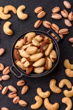 Brezilya fındığı, çiğ ve kabuklu, bir selenyum kaynağı ve sağlıklı bir gıda malzemesidir. Brezilya tasarımı için gıda arka planı olarak fındık