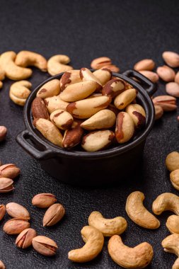 Brezilya fındığı, çiğ ve kabuklu, bir selenyum kaynağı ve sağlıklı bir gıda malzemesidir. Brezilya tasarımı için gıda arka planı olarak fındık