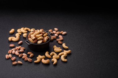 Brezilya fındığı, çiğ ve kabuklu, bir selenyum kaynağı ve sağlıklı bir gıda malzemesidir. Brezilya tasarımı için gıda arka planı olarak fındık