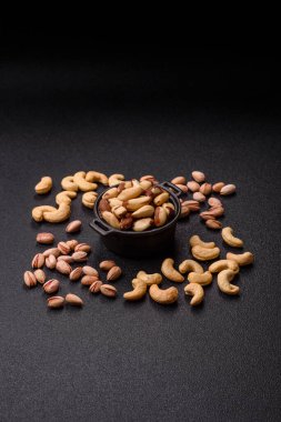 Brezilya fındığı, çiğ ve kabuklu, bir selenyum kaynağı ve sağlıklı bir gıda malzemesidir. Brezilya tasarımı için gıda arka planı olarak fındık