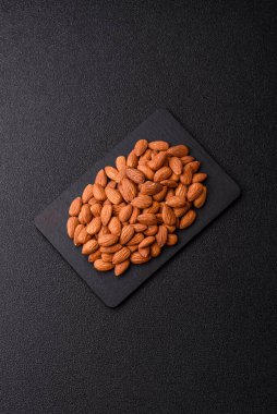 Çiğ ve soyulmuş badem sağlıklı bir besin maddesi. Tasarımınız için gıda arkaplanı olarak badem