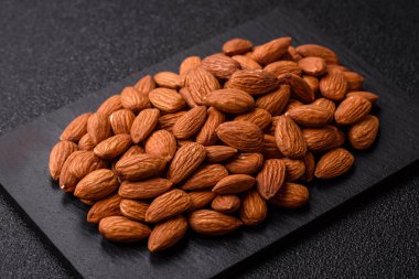 Çiğ ve soyulmuş badem sağlıklı bir besin maddesi. Tasarımınız için gıda arkaplanı olarak badem