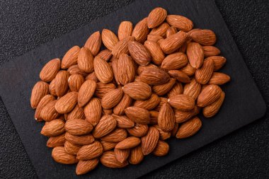 Çiğ ve soyulmuş badem sağlıklı bir besin maddesi. Tasarımınız için gıda arkaplanı olarak badem