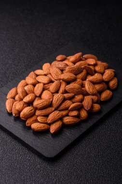 Çiğ ve soyulmuş badem sağlıklı bir besin maddesi. Tasarımınız için gıda arkaplanı olarak badem