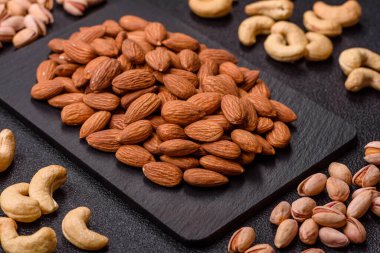 Çiğ ve soyulmuş badem sağlıklı bir besin maddesi. Tasarımınız için gıda arkaplanı olarak badem