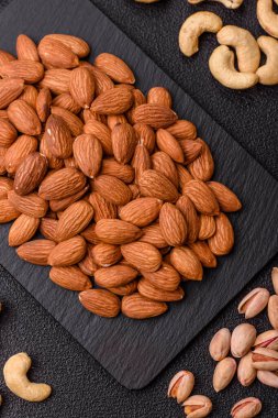 Çiğ ve soyulmuş badem sağlıklı bir besin maddesi. Tasarımınız için gıda arkaplanı olarak badem