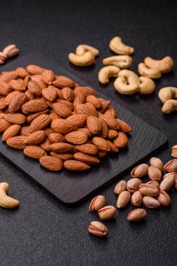 Çiğ ve soyulmuş badem sağlıklı bir besin maddesi. Tasarımınız için gıda arkaplanı olarak badem