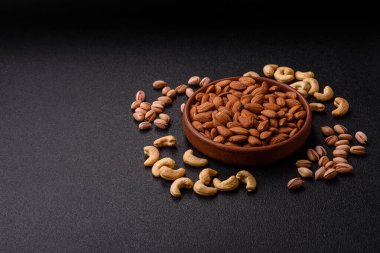 Çiğ ve soyulmuş badem sağlıklı bir besin maddesi. Tasarımınız için gıda arkaplanı olarak badem