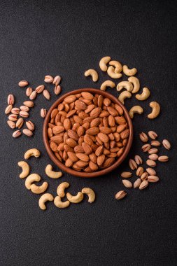 Çiğ ve soyulmuş badem sağlıklı bir besin maddesi. Tasarımınız için gıda arkaplanı olarak badem