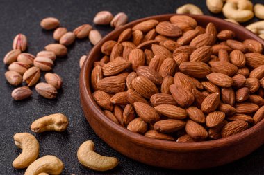 Çiğ ve soyulmuş badem sağlıklı bir besin maddesi. Tasarımınız için gıda arkaplanı olarak badem