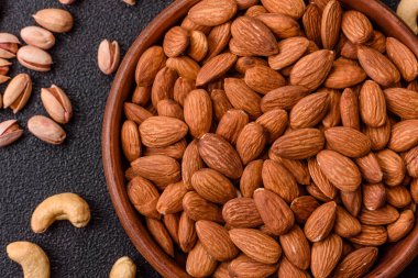 Çiğ ve soyulmuş badem sağlıklı bir besin maddesi. Tasarımınız için gıda arkaplanı olarak badem