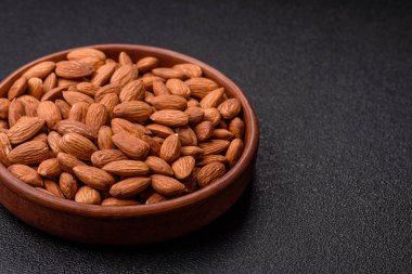 Çiğ ve soyulmuş badem sağlıklı bir besin maddesi. Tasarımınız için gıda arkaplanı olarak badem