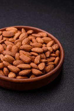 Çiğ ve soyulmuş badem sağlıklı bir besin maddesi. Tasarımınız için gıda arkaplanı olarak badem