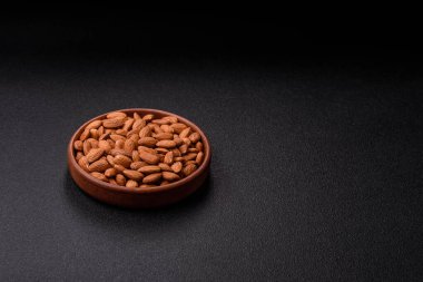 Çiğ ve soyulmuş badem sağlıklı bir besin maddesi. Tasarımınız için gıda arkaplanı olarak badem