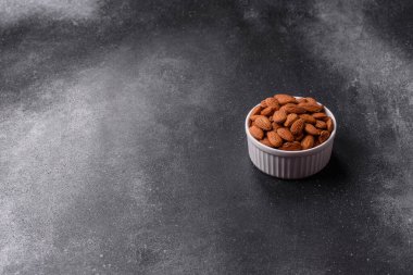 Çiğ ve soyulmuş badem sağlıklı bir besin maddesi. Tasarımınız için gıda arkaplanı olarak badem