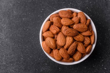 Çiğ ve soyulmuş badem sağlıklı bir besin maddesi. Tasarımınız için gıda arkaplanı olarak badem