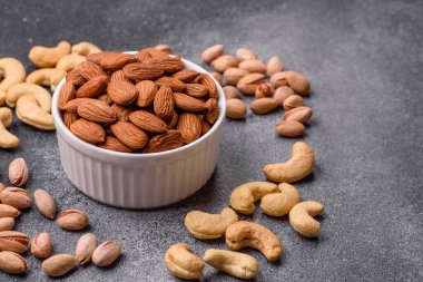 Çiğ ve soyulmuş badem sağlıklı bir besin maddesi. Tasarımınız için gıda arkaplanı olarak badem