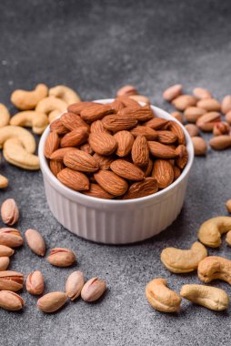 Çiğ ve soyulmuş badem sağlıklı bir besin maddesi. Tasarımınız için gıda arkaplanı olarak badem