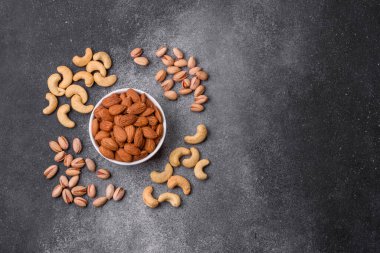 Çiğ ve soyulmuş badem sağlıklı bir besin maddesi. Tasarımınız için gıda arkaplanı olarak badem