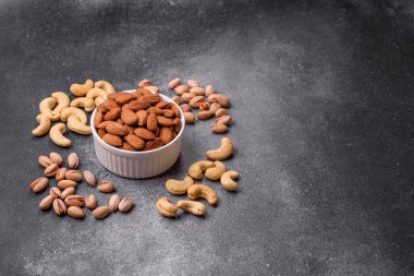 Çiğ ve soyulmuş badem sağlıklı bir besin maddesi. Tasarımınız için gıda arkaplanı olarak badem
