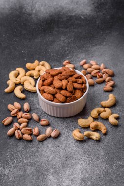 Çiğ ve soyulmuş badem sağlıklı bir besin maddesi. Tasarımınız için gıda arkaplanı olarak badem