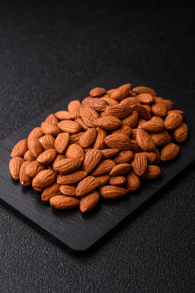 Çiğ ve soyulmuş badem sağlıklı bir besin maddesi. Tasarımınız için gıda arkaplanı olarak badem