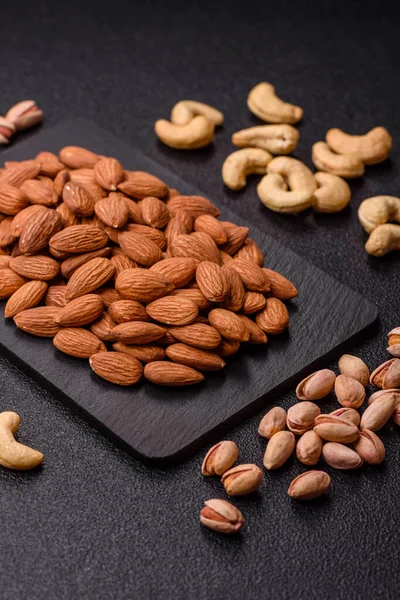 Çiğ ve soyulmuş badem sağlıklı bir besin maddesi. Tasarımınız için gıda arkaplanı olarak badem