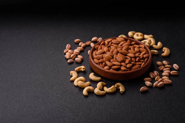 Çiğ ve soyulmuş badem sağlıklı bir besin maddesi. Tasarımınız için gıda arkaplanı olarak badem